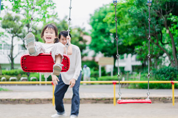 パパと公園で遊ぶ女の子