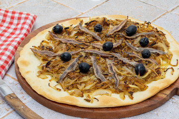 une tarte pissaladière cuite, en gros plan