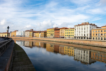 Fototapeta na wymiar El rio Arlo a su paso por Pisa, Italia. 