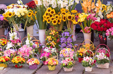 Fototapeta na wymiar Small flower shop in city