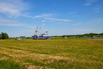 Naklejka premium Nachmittags in Greetsiel bei Sonnenschein