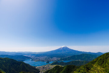 新緑が綺麗な新道峠から見える富士山