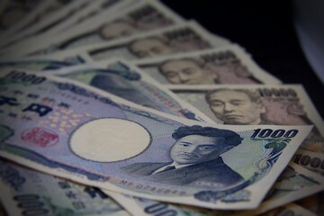 千円札と一万円札