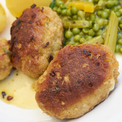 Deftige Hausmannskost mit Frikadellen auf einem Tisch