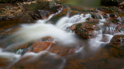 Der Fluss Ilse bei Ilsenburg am Fuße des Brocken im Nationalpark Harz in Deutschland