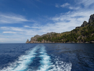 Derrière le Sillage du bateau une ile