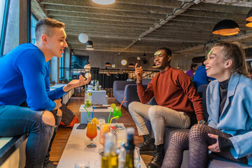 Naklejka premium Laughing and guessing their word while thinking