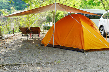 キャンプ　タープの下に張ったテント