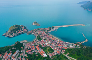 Obraz premium Beautiful cityscape on the mountains over Black-sea, Amasra. Amasra traditional Turkish architecture