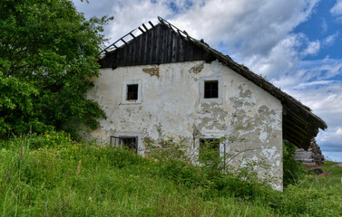 Lost Place, Bauernhaus, Strohdach, verlassen, Ruine, Sacherl, Landwirtschaft, Hof, Geh&ouml;ft, T&uuml;r, Fenster, Kasten, Dachboden, eingest&uuml;rzt, verfallen, aufgegeben, einsam, verlassen, Ober&ouml;sterreich, M&uuml;hlv