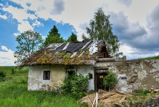 Lost Place, Bauernhaus, Strohdach, verlassen, Ruine, Sacherl, Landwirtschaft, Hof, Geh&ouml;ft, T&uuml;r, Fenster, Kasten, Dachboden, eingest&uuml;rzt, verfallen, aufgegeben, einsam, verlassen, Ober&ouml;sterreich, M&uuml;hlv