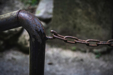 錆びた鉄柵と鎖