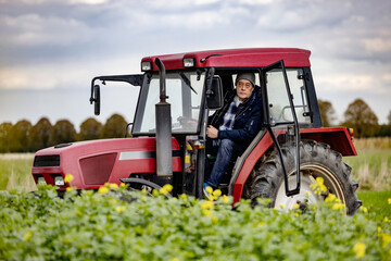 Bauer mit seinem Traktor auf einem Feld © bilderstoeckchen