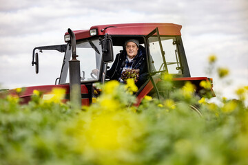 Bauer mit seinem Traktor auf einem Feld