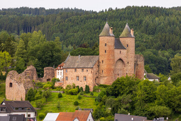 Fototapeta na wymiar Blick auf die Bertradaburg Mürlenbach 
