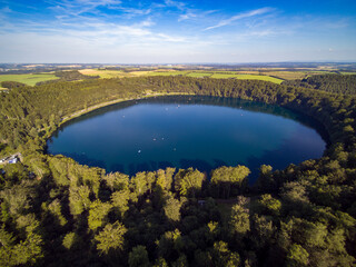 Drohnenaufnahme Pulvermaar in der Eifel