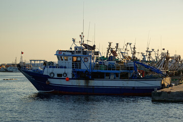 Fototapeta premium Bateaux de pêche à quai au crépuscule