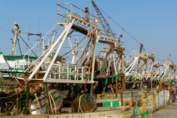 Bateaux de p&ecirc;che &agrave; quai dans un port en Tunisie