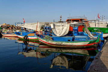 Fototapeta na wymiar Bateaux de pêche à quai dans un port en Tunisie