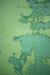 ein idealer Hintergrund, alte grüne Holzwand mit abblätternder Farbe, Hochformat
