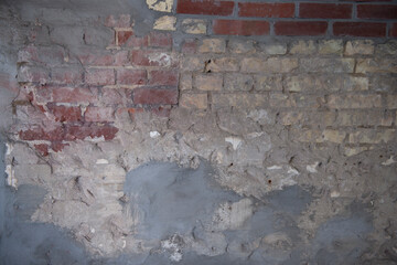 Eine alte Wand wird durch Handwerker ausgebessert