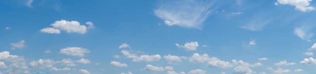 pogodne niebieskie błękitne niebo z białymi obłokami chmurami - obrazy, fototapety, plakaty
