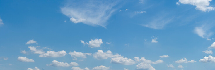 błękitne niebieskie niebo w pogodny dzień z białymi obłokami - obrazy, fototapety, plakaty