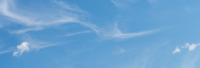 błękitne niebieskie niebo z smugami chmur białych - obrazy, fototapety, plakaty