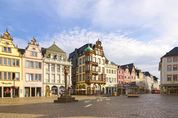 Fototapeta na wymiar Der Hauptmarkt in Trier mit dem mittelalterlichen Marktkreuz