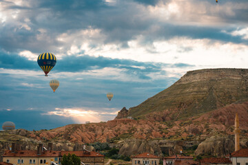 Fototapeta na wymiar Sun Beams & Balloons Cappadocia Türkiye Turkey