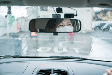 洗車機の中の車内の女性