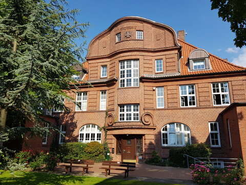 Town Hall B&uuml;sum in Summer light