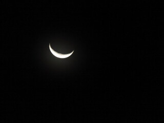 Obraz na płótnie Canvas Noite de lua crescente também chamada de lua quarto crescente, recebe esse nome pois a sua posição em relação ao Sol faz com a metade da sua face iluminada seja vista da Terra.