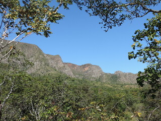 No ponto mais alto do Planalto Central , esta a Chapada dos Veadeiros com 1.700 metros de altitude com paisagens belíssimas com enormes paredões rochosos.