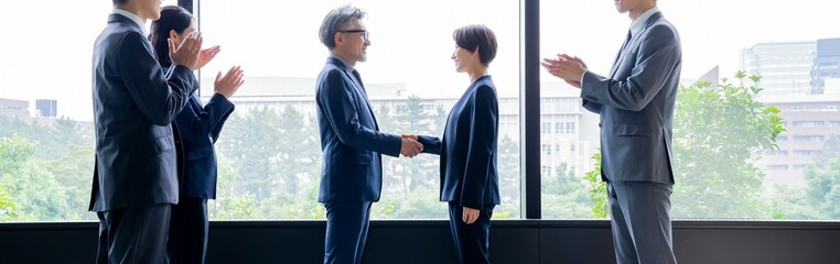 握手をする日本人男女