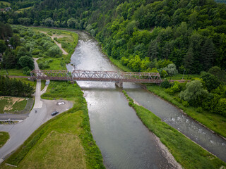 Most kolejowy w Piwnicznej Zdrój nad rzeką Poprad