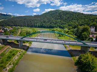 Fototapeta na wymiar Most w Piwnicznej Zdrój nad rzeką Poprad