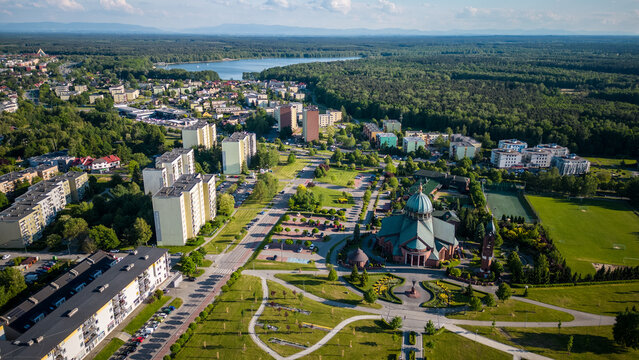 Panorama Tych&oacute;w z widokiem na Park Rodzinny bł. Karoliny i jezioro Paprocany