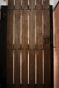 wooden gate always give u an vintage vibe. wooden gate is one of best option to became background