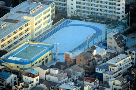 校舎と校庭