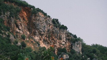 Naklejka premium Beautiful red rocks in the sun rays