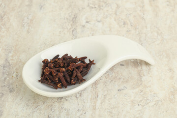 Dry Clove aroma in the bowl