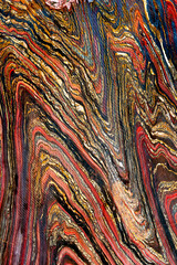 Das bunte Muster eines geschnittenen und glattpolierten Tigereisens in einer Nahaufnahme - obrazy, fototapety, plakaty