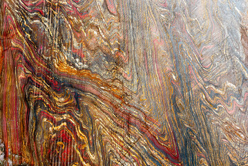 Das bunte Muster eines geschnittenen und glattpolierten Tigereisens in einer Nahaufnahme