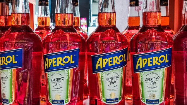 gros plan de bouteilles de marque ap&eacute;rol dans un magasin 