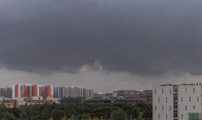 In the evening, a large number of clouds gathered in the sky; the clouds were spectacular in the sky and the buildings under them were very small.