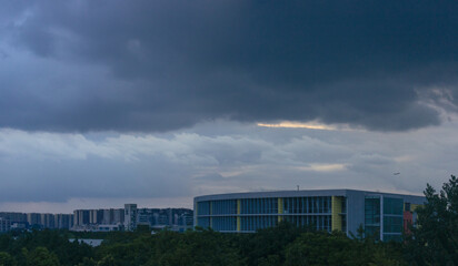 In the evening, a large number of clouds gathered in the sky; the clouds were spectacular in the sky and the buildings under them were very small.