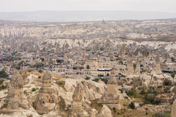 Cappadocia Turcja miasteczko na tle formacji skalnych - obrazy, fototapety, plakaty