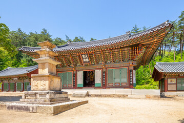 Obraz premium Singyesa, a Korean Buddhist temple in North Korea. the translation of the chinese characters is 