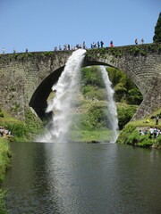 国の重要文化財に指定されている熊本県上益城郡山都町にある日本最大級の石造りアーチ水路橋でダイナミックに放水する通潤橋